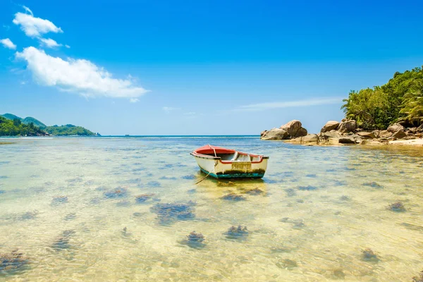 Wunderschöne tropische Landschaft mit felsigem Strand, Seychellen — Stockfoto