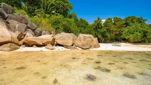 Beau paysage tropical d'une plage rocheuse, Seychelles — Photo