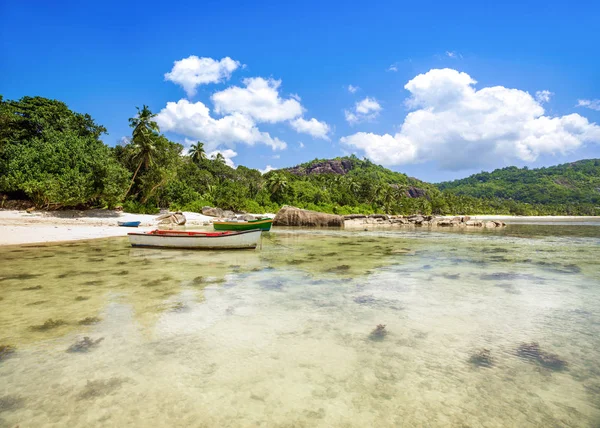 Wunderschöne tropische Landschaft mit Sandstrand, Seychellen — Stockfoto