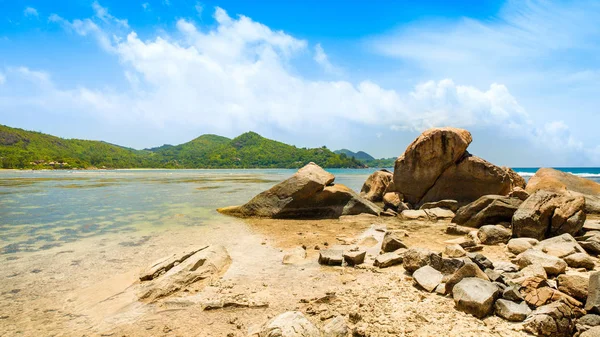 Wunderschöne tropische Landschaft mit felsigem Strand, Seychellen — Stockfoto