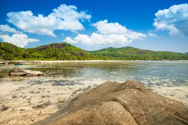 Beautiful tropical landscape of a rocky beach, Seychelles — Stock Photo, Image