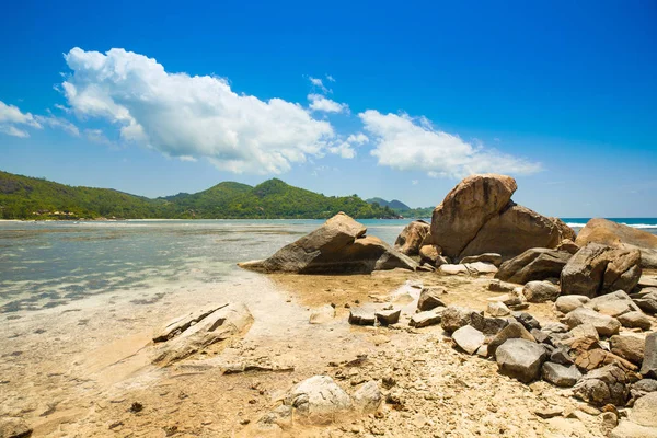 Beautiful tropical landscape of a rocky beach, Seychelles — Stock Photo, Image