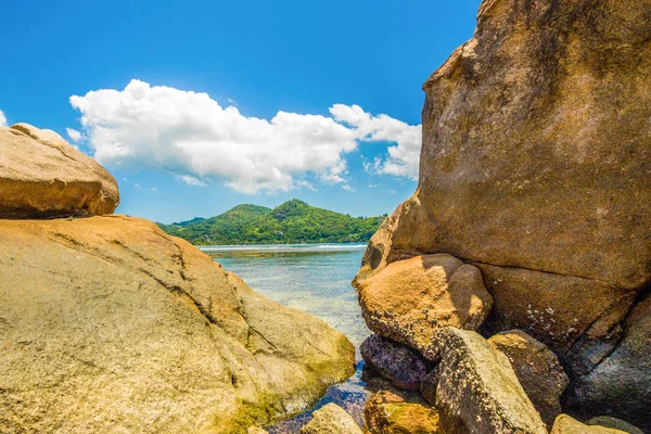 Sahilde dev granit kayalar