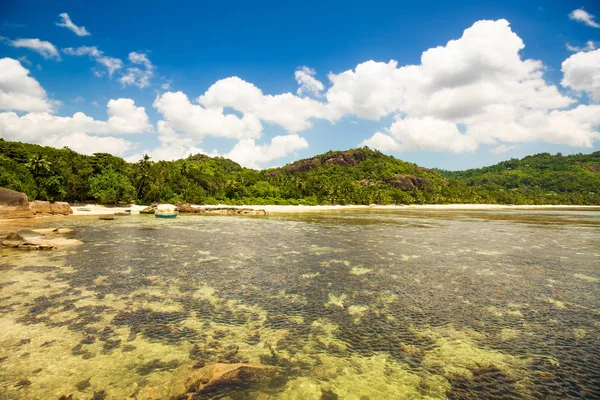 Beautiful tropical landscape of a rocky beach, Seychelles — Stock Photo, Image