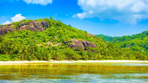 Beau paysage tropical d'une plage de sable fin, Seychelles — Photo