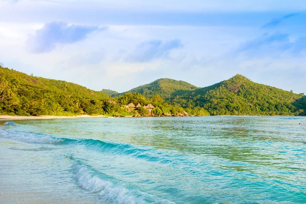 Wunderschöne tropische Landschaft mit grünen Hügeln am Ufer des — Stockfoto