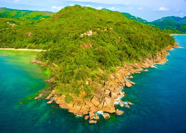 Tropikal Mahe Adası ve güzel lagünlerin havadan görünümü