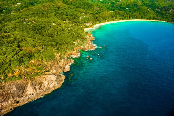 Tropikal Mahe Adası ve güzel lagünlerin havadan görünümü