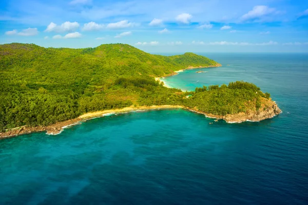 Tropikal Mahe Adası ve güzel lagünlerin havadan görünümü