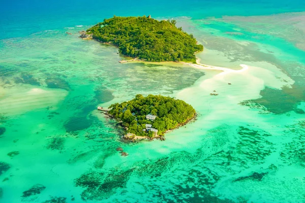 Vista aérea da ilha tropical Mahe e belas lagoas — Fotografia de Stock