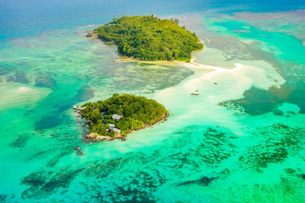 Vista aérea da ilha tropical Mahe e belas lagoas — Fotografia de Stock