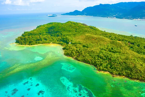 Tropikal Mahe Adası ve güzel lagünlerin havadan görünümü