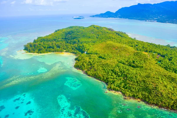 Tropikal Mahe Adası ve güzel lagünlerin havadan görünümü