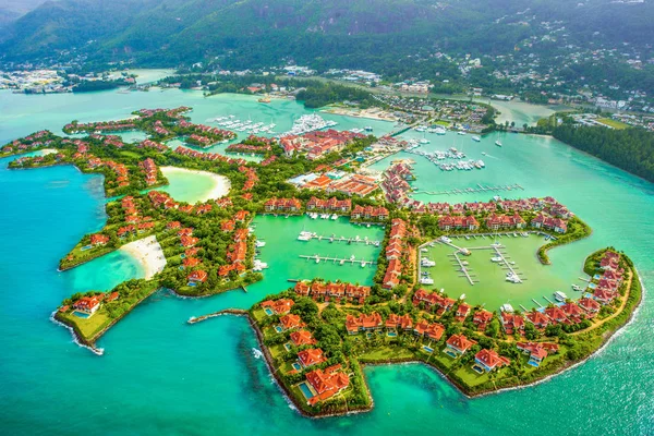 Tropikal Mahe Adası ve güzel lagünlerin havadan görünümü