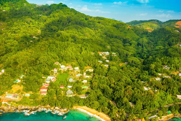 Tropikal Mahe Adası ve güzel lagünlerin havadan görünümü