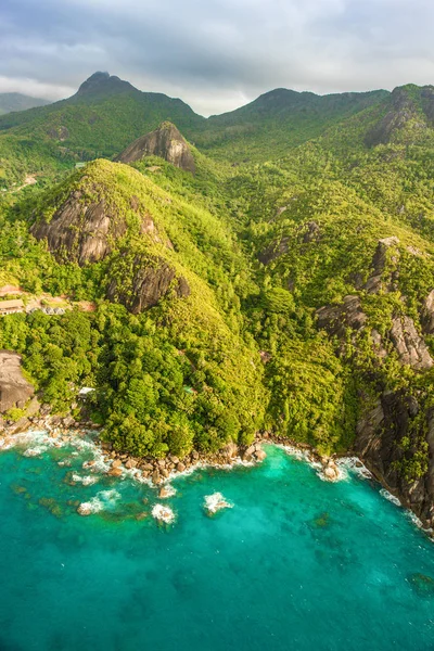 Tropikal Mahe Adası ve güzel lagünlerin havadan görünümü