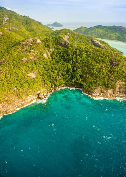 Tropikal Mahe Adası ve güzel lagünlerin havadan görünümü