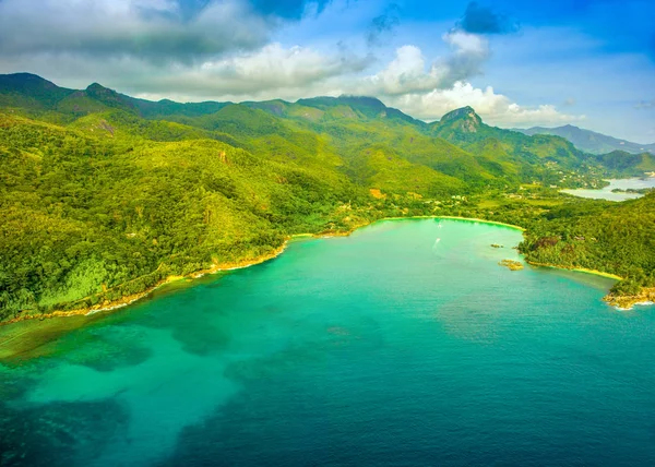 Tropikal Mahe Adası ve güzel lagünlerin havadan görünümü
