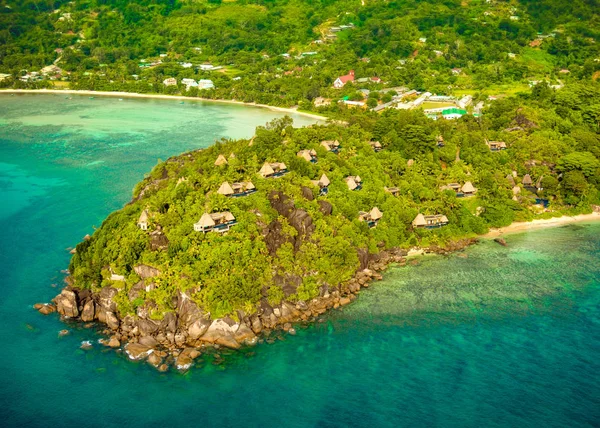 Tropikal Mahe Adası ve güzel lagünlerin havadan görünümü