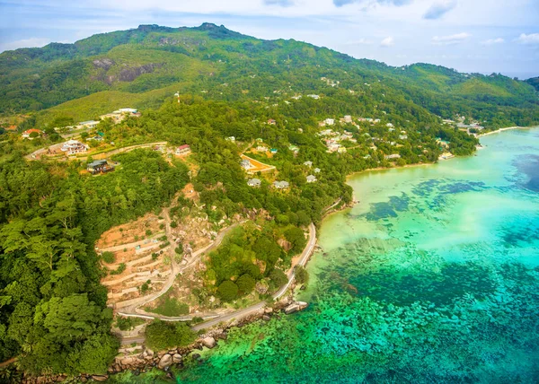 Tropikal Mahe Adası ve güzel lagünlerin havadan görünümü