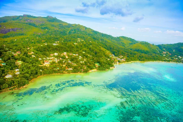 热带马河岛和美丽的泻湖的鸟瞰图 — 图库照片