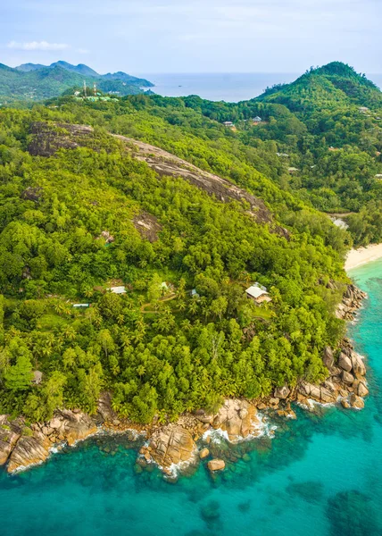 Tropikal Mahe Adası ve güzel lagünlerin havadan görünümü