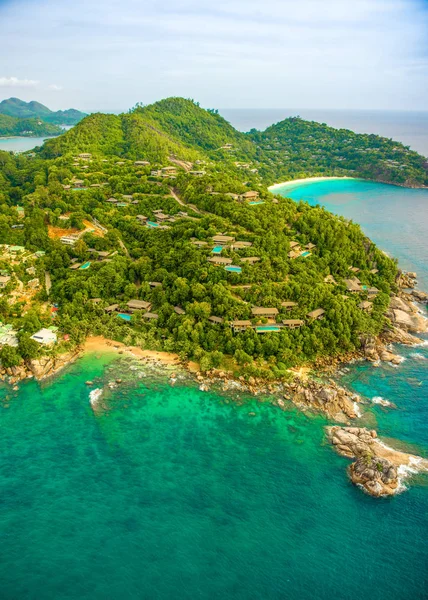 Tropikal Mahe Adası ve güzel lagünlerin havadan görünümü