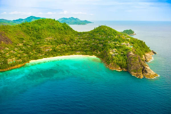Tropikal Mahe Adası ve güzel lagünlerin havadan görünümü