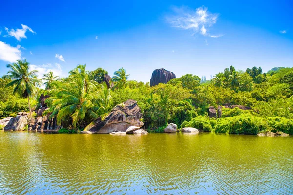 Wunderschöne tropische Landschaft mit felsigem Strand, Seychellen — Stockfoto