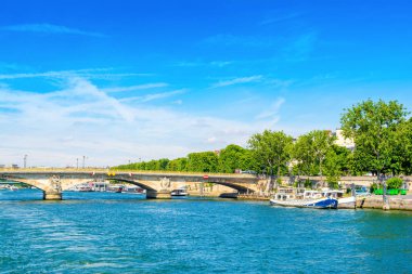 Seine nehri dolgulu parlak yaz manzarası