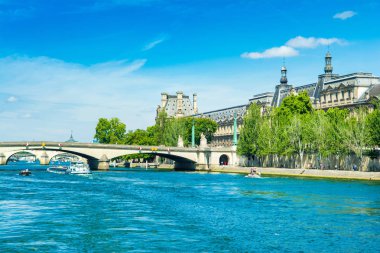 Seine Nehri üzerinde Pont Royal Bridge ile manzara
