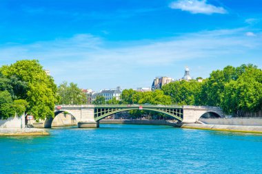 Seine nehri dolgulu parlak yaz manzarası