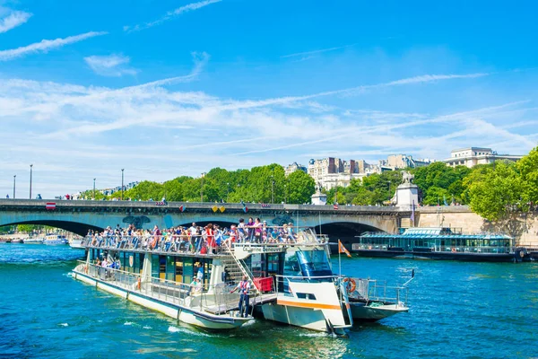 Cruise ships with tourists in excursion on the Seine river — Stock Photo, Image