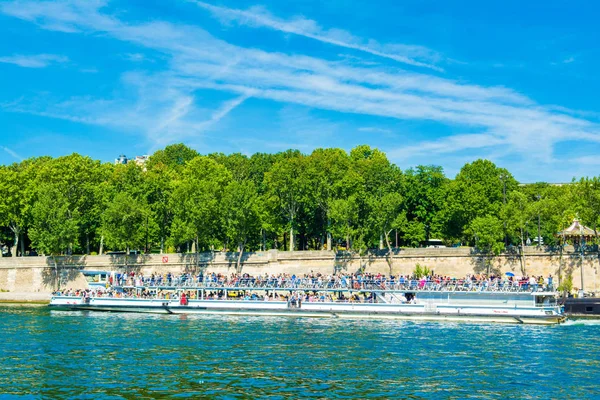 Navios de cruzeiro com turistas em excursão no rio Sena — Fotografia de Stock