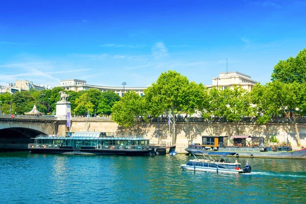 Seine nehri dolgulu parlak yaz manzarası — Stok fotoğraf