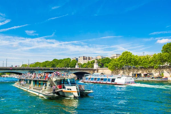 Seine nehri üzerinde gezi turistler ile Cruise gemileri — Stok fotoğraf