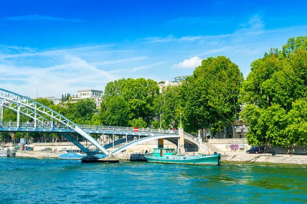 Seine nehri dolgulu parlak yaz manzarası — Stok fotoğraf