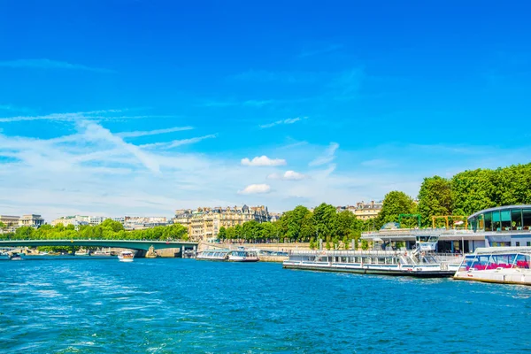 Seine nehri dolgulu parlak yaz manzarası — Stok fotoğraf