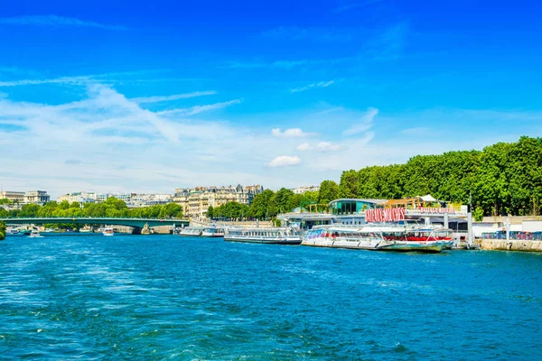 Světlá letní krajina s nábřeží řeky Seine — Stock fotografie