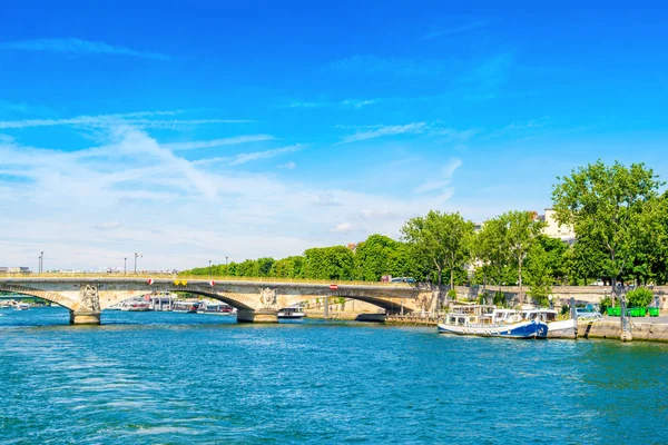 Seine nehri dolgulu parlak yaz manzarası — Stok fotoğraf