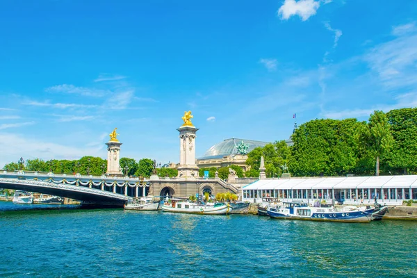 Пейзаж со знаменитым мостом Понт Александр III, Париж — стоковое фото