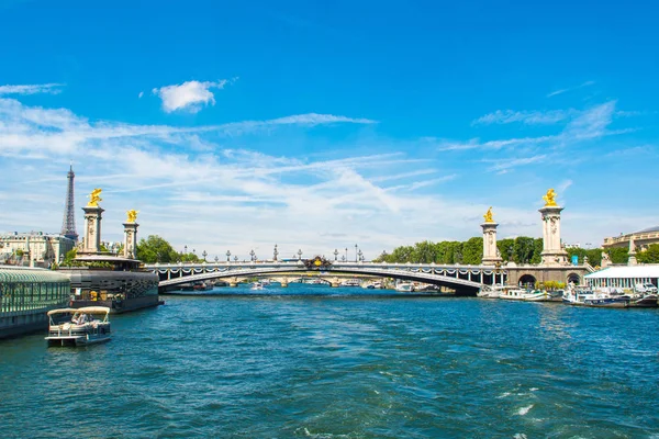 Tájkép híres a pont Alexandre III híd, Párizs — Stock Fotó