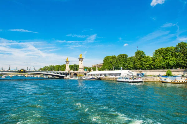 Paisaje con el famoso Puente Alexandre III, París —  Fotos de Stock