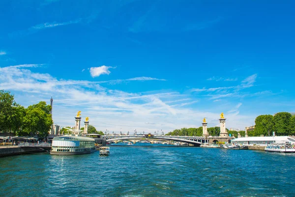 有名なポン・アレクサンドル三世橋のある風景、パリ — ストック写真