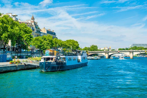 Seine nehri dolgulu parlak yaz manzarası — Stok fotoğraf