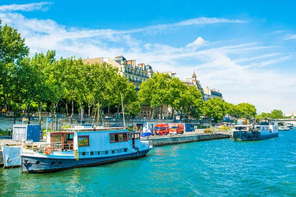 Seine nehri dolgulu parlak yaz manzarası — Stok fotoğraf