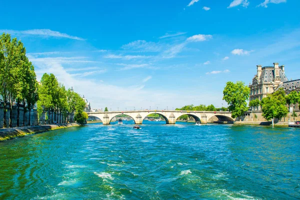 Seine Nehri üzerinde Pont Royal Bridge ile manzara — Stok fotoğraf