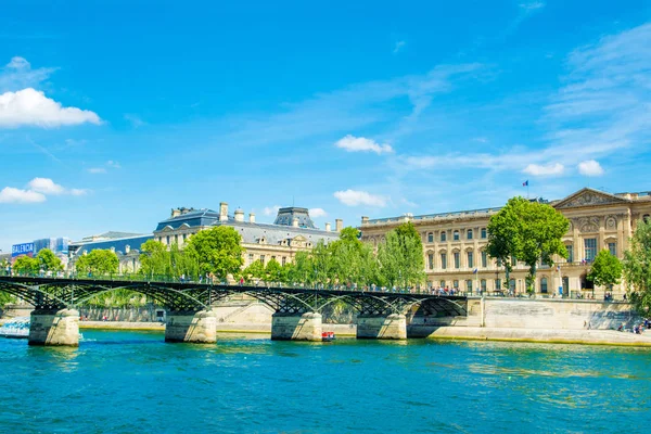 Tájkép a pont des Arts híddal a Szajna felett — Stock Fotó