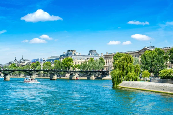 Tájkép a pont des Arts híddal a Szajna felett — Stock Fotó