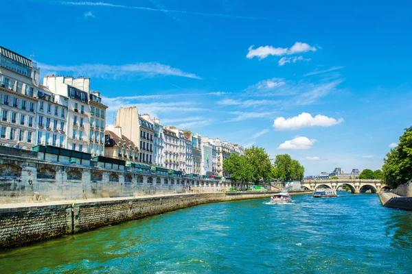 Světlá letní krajina s nábřeží řeky Seine — Stock fotografie